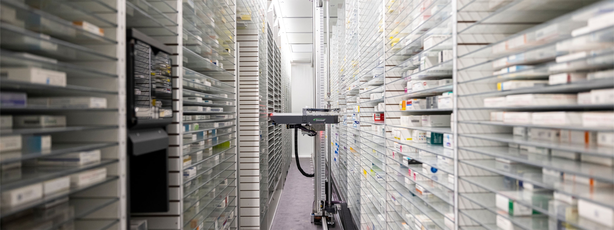 Regalsystem der Apotheke, in dem die Medikamente gelagert sind