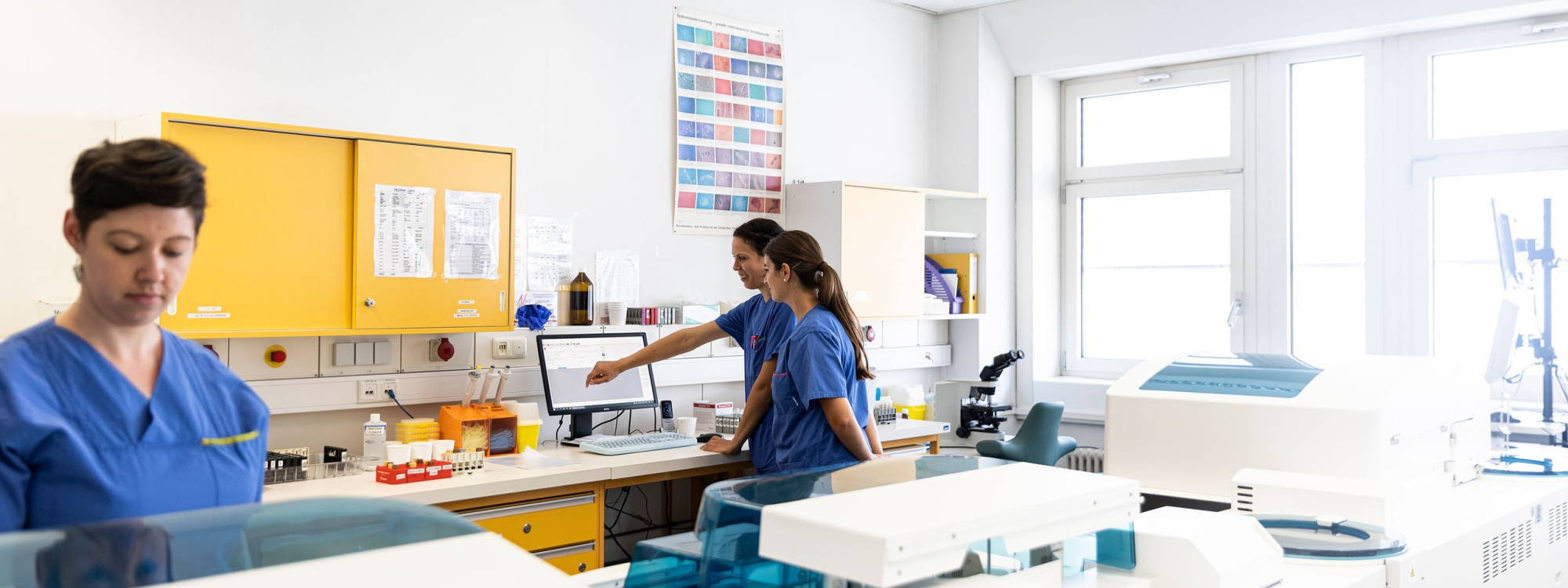 Labormedizinerinnen bei der Arbeit im Labor