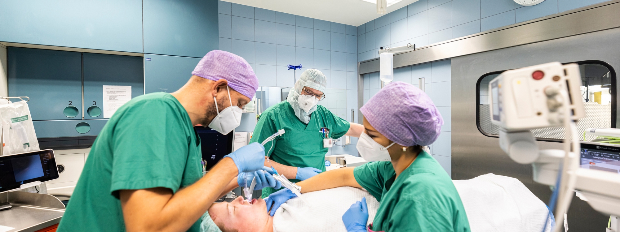 Anästhesie Team bei der Betäubung einer Patientin im OP