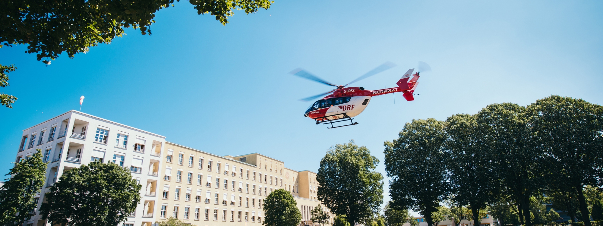 Helikopter fliegt in der Luft zum Klinikum Fürth