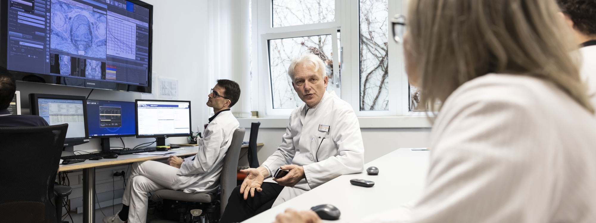 Prof. Dr. Guttenberger bei der Teambesprechung mit seinen Kollegen und Kolleginnen