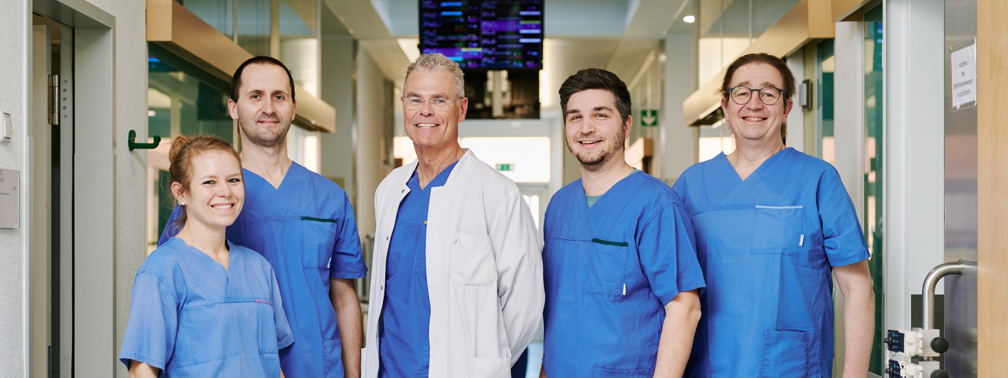 Eine Oberärztin und drei Oberärzte stehen mit Chefarzt Prof. Dr. Rittger zum Teamfoto zusammen