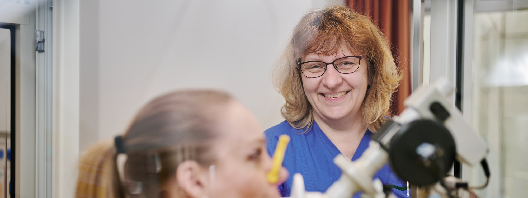 MED1 Mitarbeiterin erklärt einer Patientin die pneumologische Untersuchung
