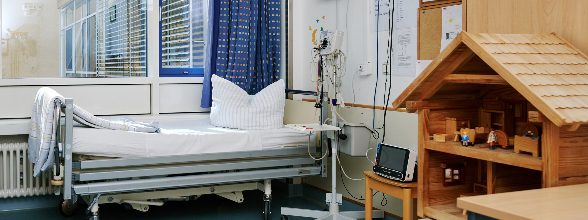 Leeres Bett im kinderfreundlich eingerichtetem Schlaflabor