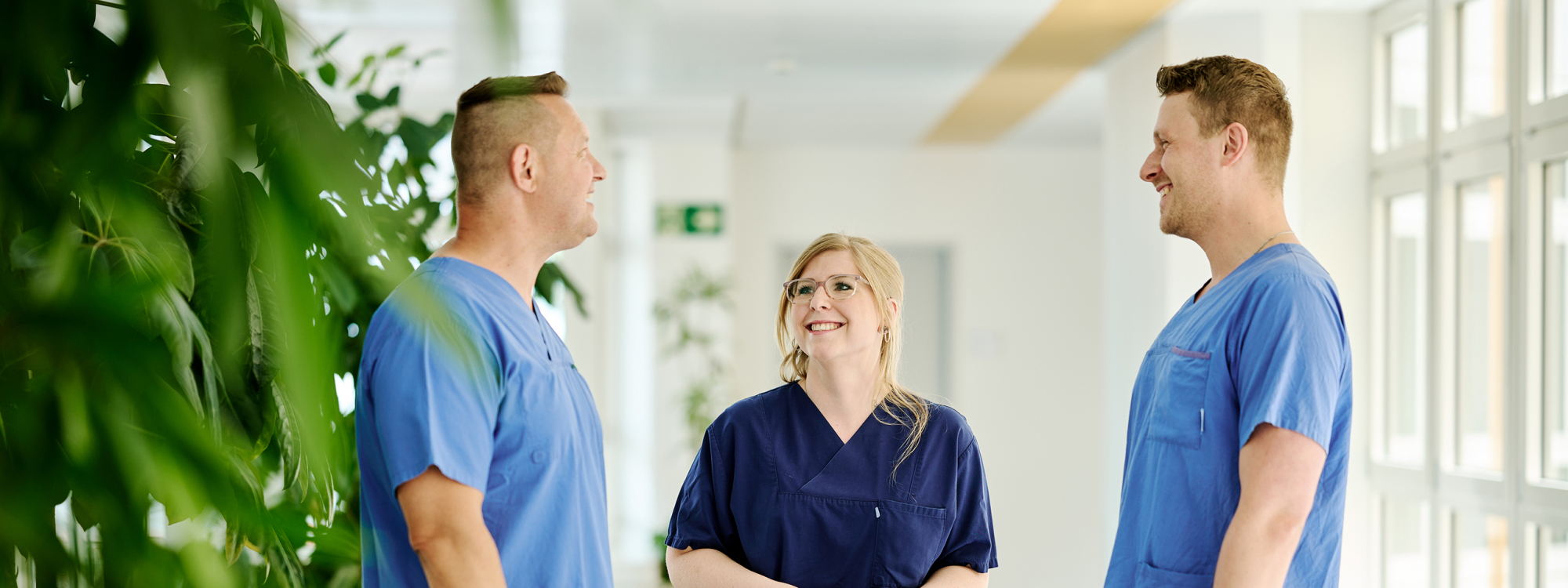 Arzt im Flurgespräch mit Pflegepersonal am Klinikum Fürth
