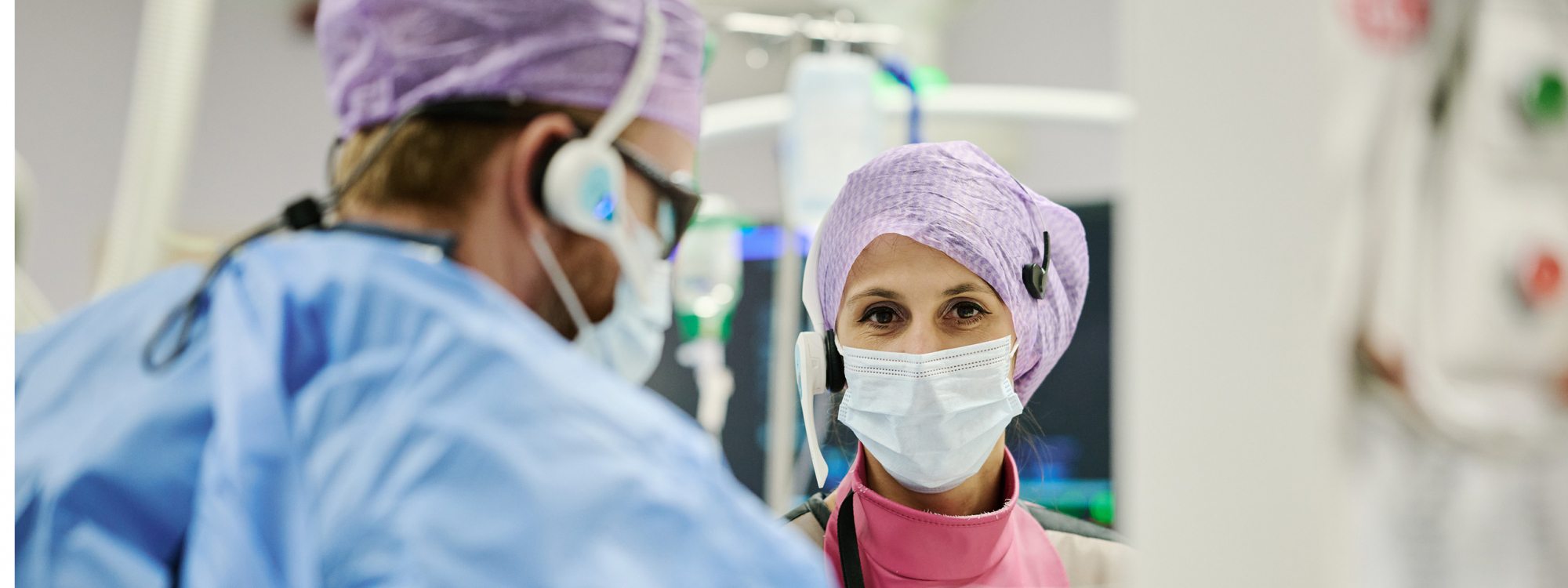 Kardiologische Fachassistentin assistiert dem Arzt bei der OP